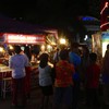 บรรยากาศหน้าร้าน มีโต๊ะให้นั่งด้วยน่ะ