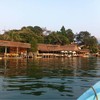 เป็นร้านที่มีร่มสีขาวๆนะคะ (ภาพนี้ถ่ายตอนนั่งเรือเล่น)