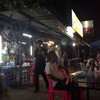  ที่นั่งมีทั้งนอกและในร้าน
