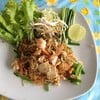 ผัดไทกุ้งสด เค็มไปหน่อย ช้ามาก เนื่องจากมีทัวร์มาลง