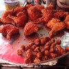 ไก่ทอดชิ้นใหญ่ ทอดรอไว้ในถาด