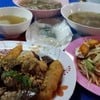 ก๋วยเตี๋ยวไอน้ำมีไส้ให้เลือกหลากหลาย อาทิ กุ้ยช่าย ผักกาดดอง หน่อไม้ ถั่วงอก ถั่