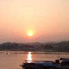 มองจากฝั่งลาว เรือข้ามฟากกำลังมาจากเชียงของ