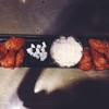 เซต 230 บาท ได้ไก่ทอดคอมโบแบบ Mix (Soy Garlic & Hot) เป็นน่อง 2 และวิง 6 แถมข้าว