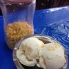 ไอศครีมกะทิสดข้าวโพดพร้อมถั่วเหลืองโรยหน้า