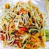 ผัดไทยกุ้งสดสูตรตำรับสามพราน อร่อยคะ ไม่ชอบหวาน แต่ที่นี่ทำได้กลมกล่อมมาก
