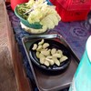 ผักฟรี ผลไม้ฟรี ตั้งอยู่ที่ตักน้ำแข็ง