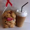 คุ๊กกี้ กับ กาแฟเย็น เข้ากันดีจริงๆ 