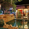 มีสระอยู่กลางร้าน