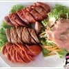 ไส้กรอกเยอรมันชิ้นโต มีทั้งหมูและเนื้อ ใครไม่ทานเนื้อ บอกเค้าก่อนนะคะ 