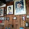 ฝาผนังร้าน มีรูปดารารุ่นเก่ามากมาย