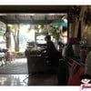 บรรยากาศภายในร้าน เห็นเฮียยืนทำอาหารอยู่หน้าร้าน 