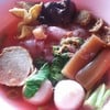 เย็นตาโฟ ใส่เลือดหมู ลูกชิ้นปลา ปลาหมึกกรอบ เต้าหู้ทอด น้ำซุปหวานกลมกล่อม