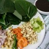 อร่อยอ่ะ...ใบชะพลูอ่อน  น้ำราดเคี่ยวมาเหนียวข้น ^^