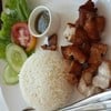 ข้าวหมูแซ่บ  กินกับน้ำจิ้มซีฟู้ด  