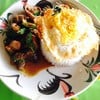 ผัดกระเพราหมูตุ๋นไข่ดาว