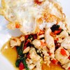 กระเพราไก่ไข่ดาว