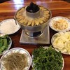 สุกี้หม้อเล็ก และผักที่เติมได้เรื่อยๆ