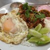 ข้าวหมูกระเทียมไข่ดาว
