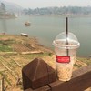 ลาเต้เย็นอร่อยคุ้มราคา ถือไปจิบที่สะพานมอญด้วยเลย