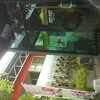 มีที่นั่งเล็ก ๆ ด้านข้างร้านด้วย
