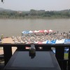 ที่นั่งภายในร้าน มองเห็นน้ำโขงและประเทศลาว