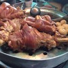 ขาหมูมีทั้งเนื้อหนังและคากิ