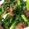 ข้าวราดผัดผักกุ้ยช่าย-หน่อไม้ฝรั่ง หมูกรอบ
