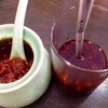 ซอสพริกมีให้เลือกค่ะ. อร่อยคนละแนว