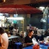 บรรยากาศร้าน จะอยู่ริมถนน