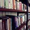 ชั้นวางหนังสือในร้าน