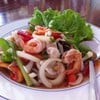 ยำทะเลทั้งกุ้งทั้งหมึกอร่อยอย่างแซ่บ!