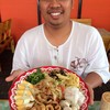 คุณสามีกับส้มตำถาด (ถ่ายเพื่อเทียบขนาด)