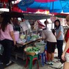 ลูกค้าเต็มหน้าร้าน วันนี้มีมะม่วงขายด้วย