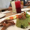 ข้าวผัดเขียวหวาน ปลาสลิดทอด+หมูแดดเดียว ด้านกลังเป็นน้ำมะนาว และน้ำกระเจี๊ยบ