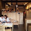 ร้านน่ารัก มีส่วนของโต๊ะนั่งทาน และบาร์