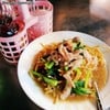 ราดหน้าบะหมี่กรอบ อร่อยมาก หมีกรอบอุ้มน้ำราดหน้า ผักกรอบ หมูนุ่มหอม