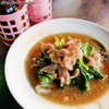 ราดหน้าเส้นใหญ่ ชุปอร่อย แต่เส้นชืด ไม่ค่อยหอม