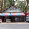 ตัวร้านรุ่งซีฟู้ด อยู่ตรงข้ามกับชายหาด