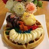 วาฟเฟิลนมสด +ไอศกรีม +ผลไม้