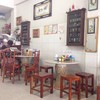 บรรยากาศร้านเป็นกันเอง สะอาด ดูน่านั่งกว่าร้านก๋วยเตี๋ยวอื่นๆ