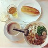 โจ๊กหมู ไข่ลวก ขนมปังกระเทียม โอวัลตินร้อน น้ำชาร้อนบริการฟรี