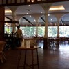 บรรยากาศในร้าน มีที่นั่งริมสระด้วย