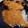 ข้าวไก่ทอดราดซอสเนื้อ