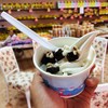 ไอศครีมข้าวหอมมะลิ. โรยท๊อปปิ้งด้วยเฉาก๊วย,ลูกเดือย,ลูกชิป. หอมอร่อยมากครับ