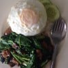 คะน้าหมูกรอบไข่ดาว เมนูธรรมดาที่ชอบมาก