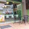 บริเวณหน้าร้านครับ การตกแต่งเน้นไปทางโทนสีเขียว สบายตา