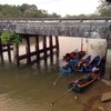 เรือที่ชาวบ้านออกไปหากุ้ง หอย ปู ปลา ในคลอง แล้วนำมาขายให้ทางร้านครับ