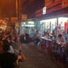 เวลาเกือบตี1แล้ว คนยังนั่งเต็มร้านอยู่เลย