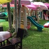 มีสนามเด็กเล่นด้วยหลังร้าน
